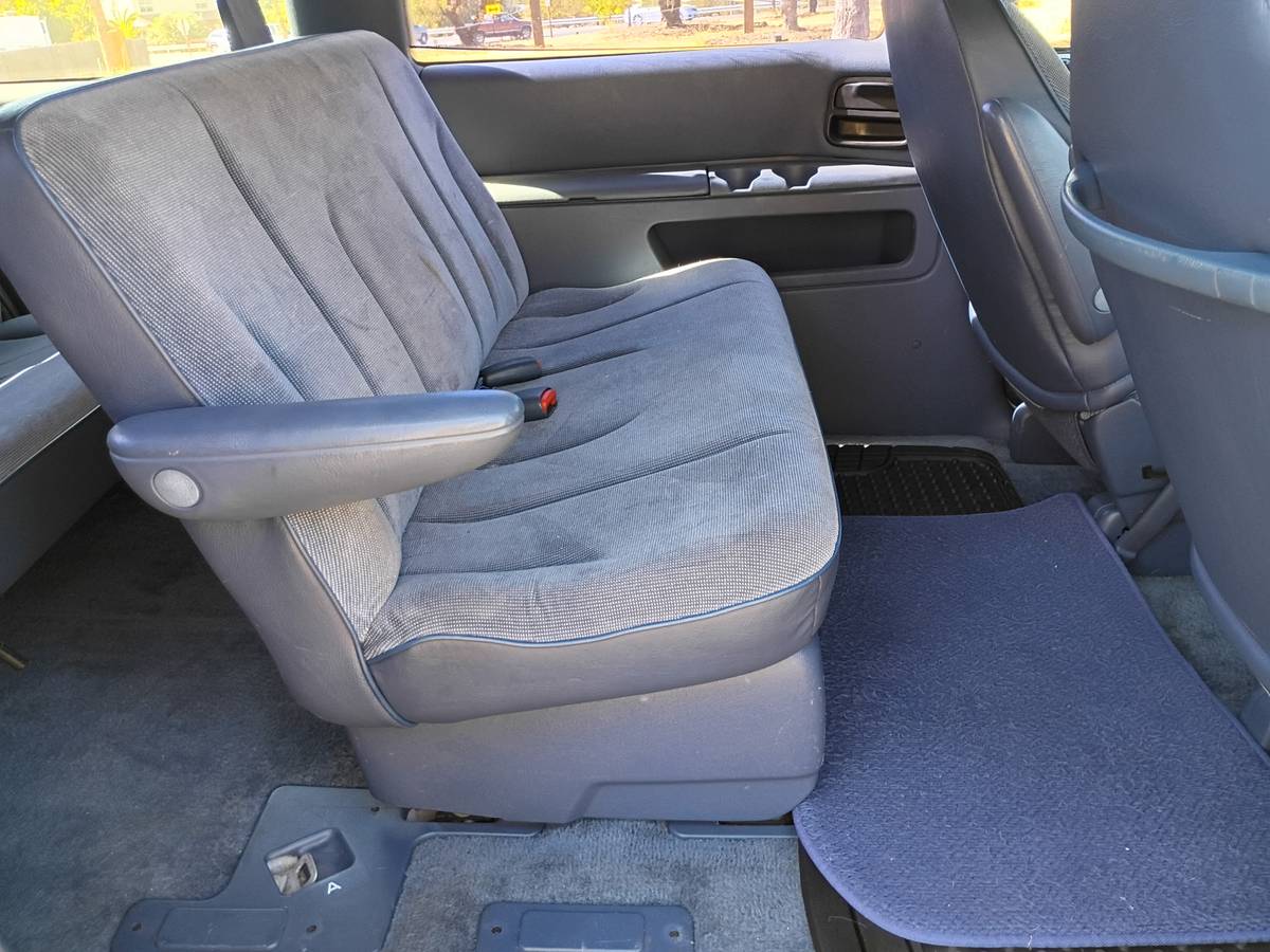 Dodge-grand-caravan-1994-white-4