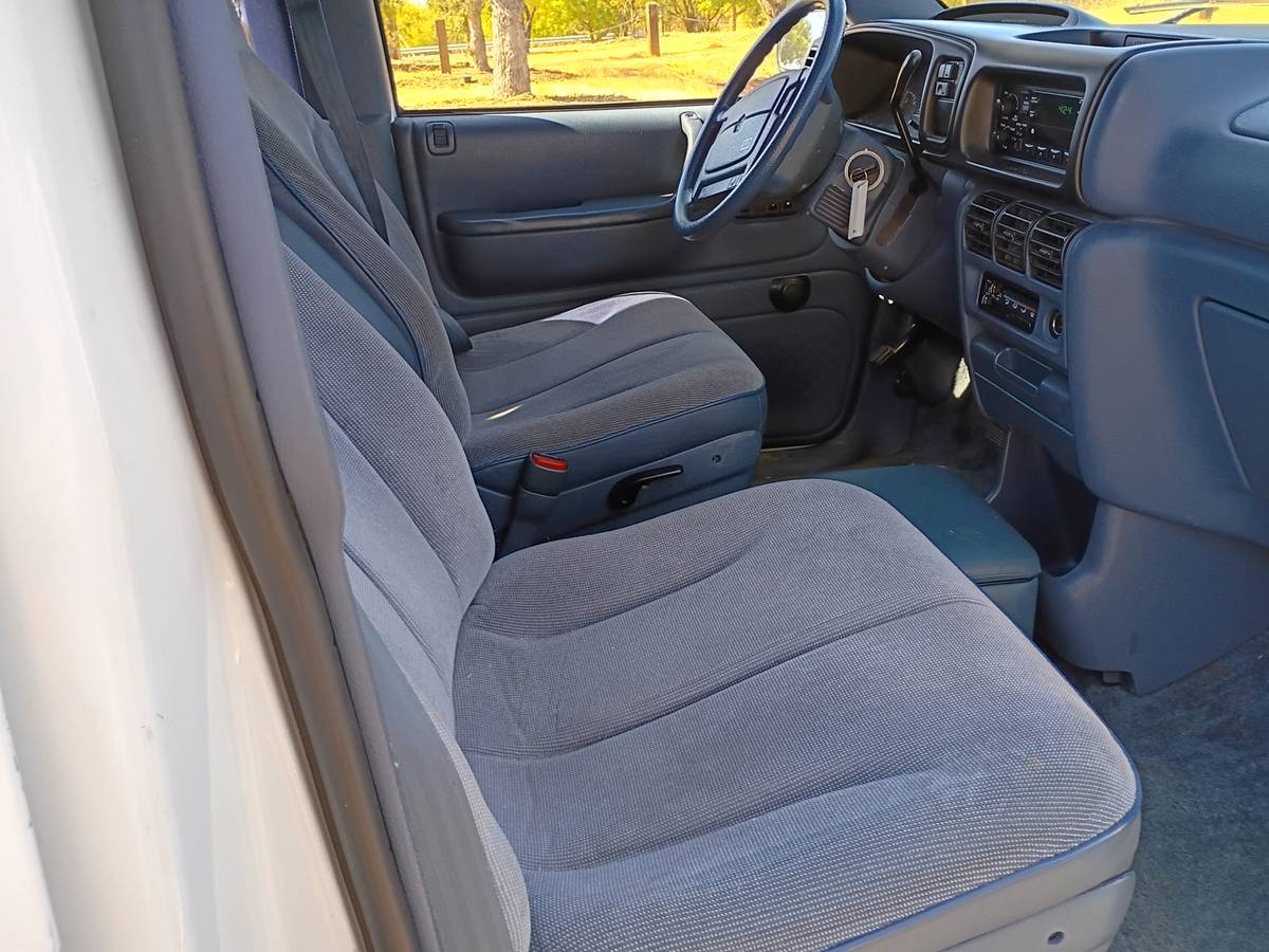 Dodge-grand-caravan-1994-white-5