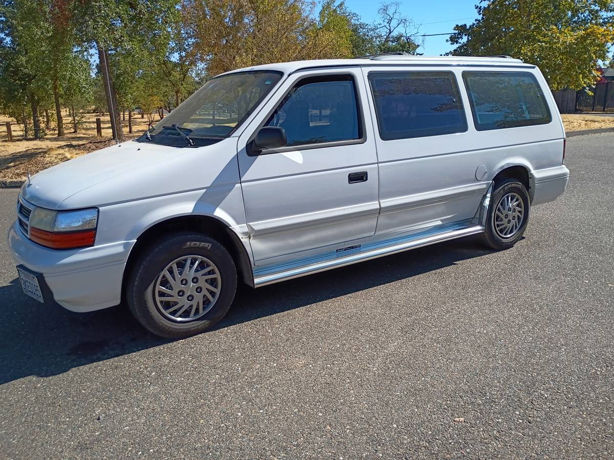 Dodge-grand-caravan-1994-white