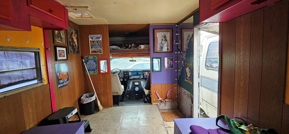 Dodge-motorhome-1973-white-1