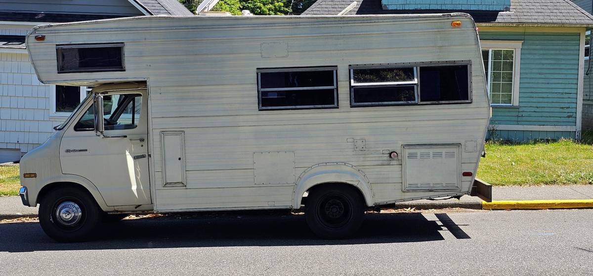 Dodge-motorhome-1973-white-2