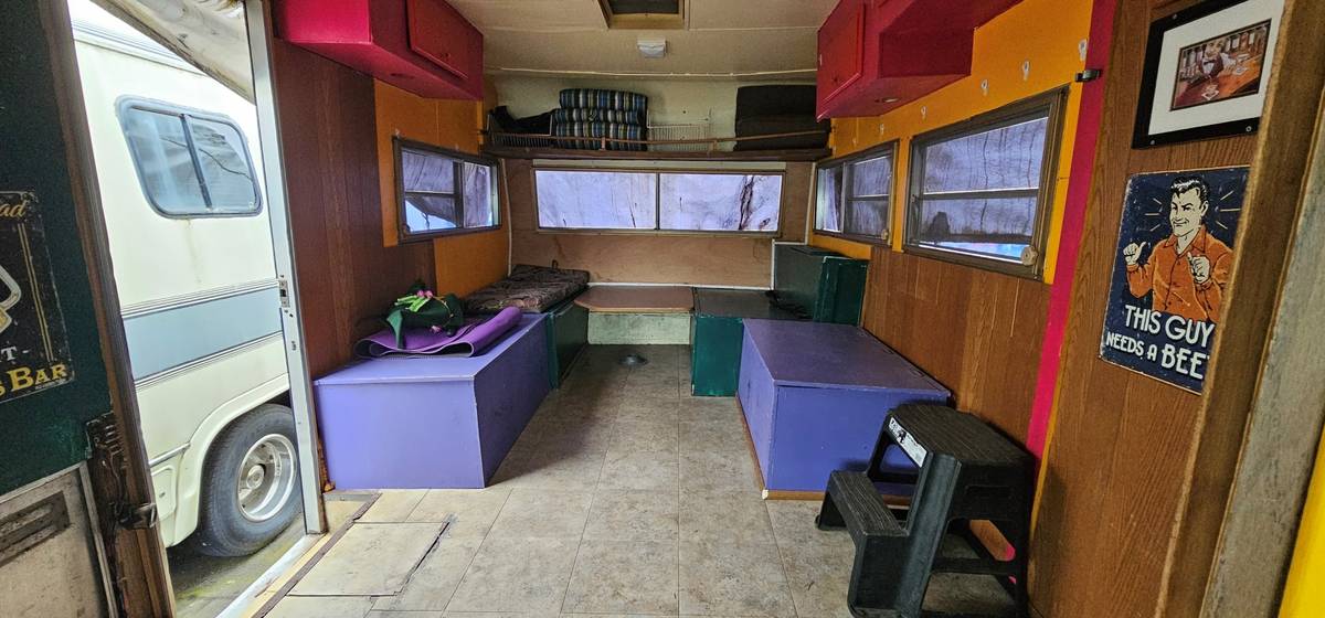 Dodge-motorhome-1973-white