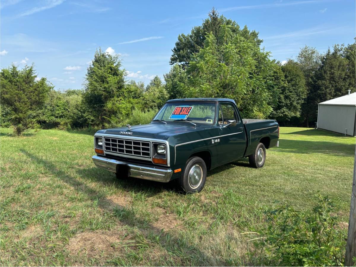 Dodge-pickup-1982-green