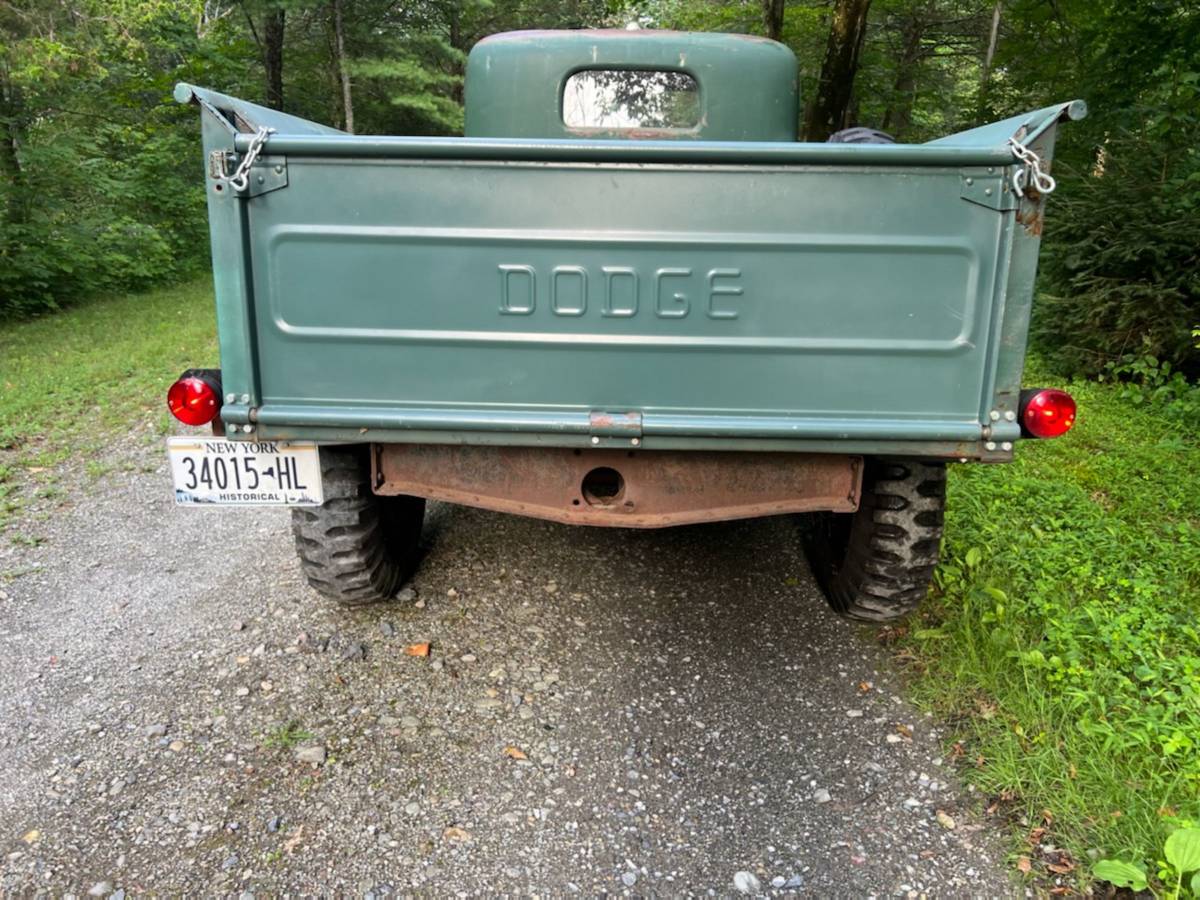 Dodge-power-wagon-1947-green-12