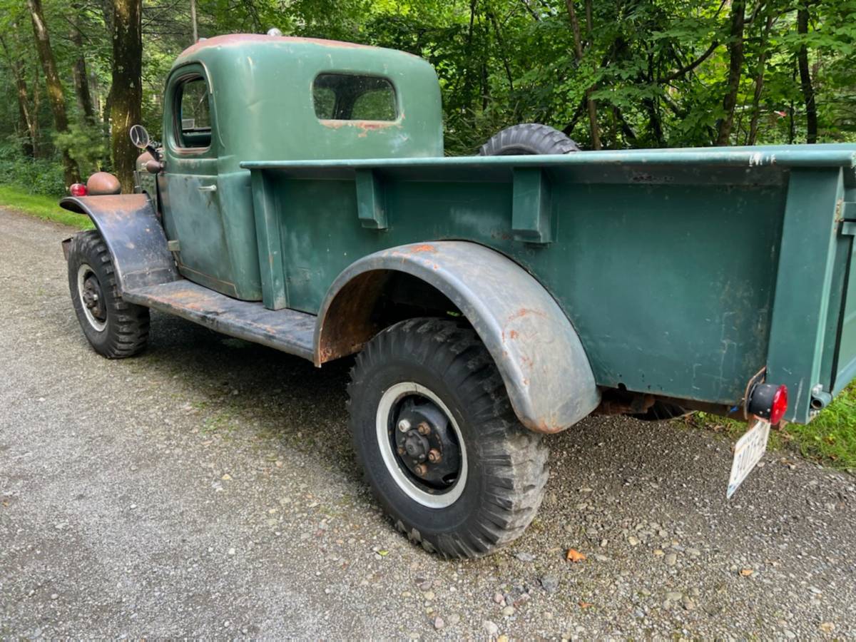 Dodge-power-wagon-1947-green-2
