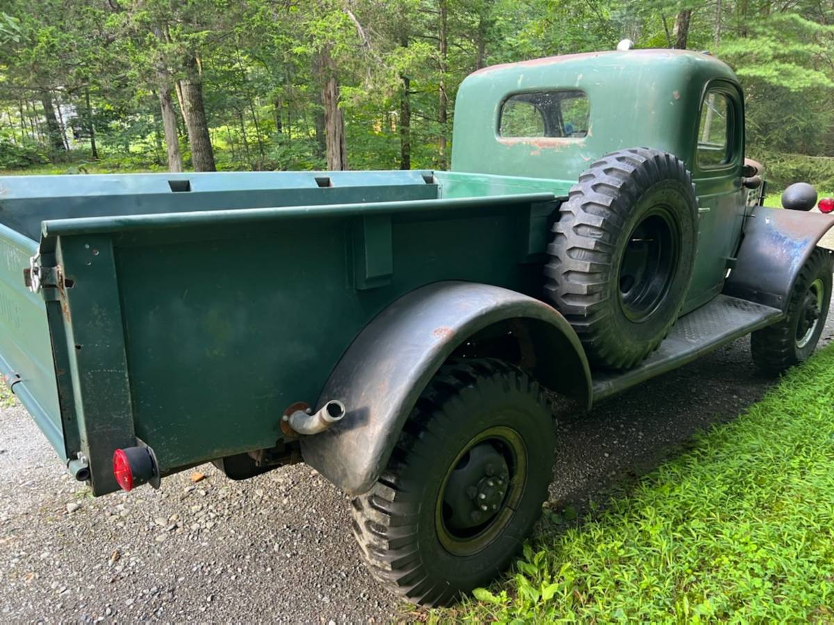Dodge-power-wagon-1947-green-3