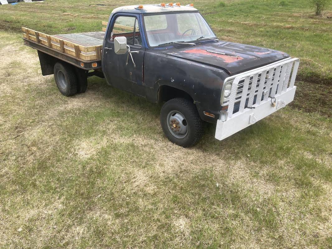 Dodge-power-wagon-1975-black-4