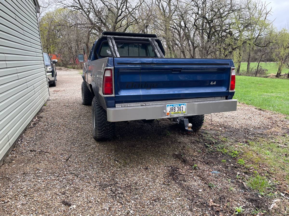 Dodge-power-wagon-1979-blue-2