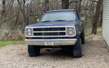 Dodge-power-wagon-1979-blue