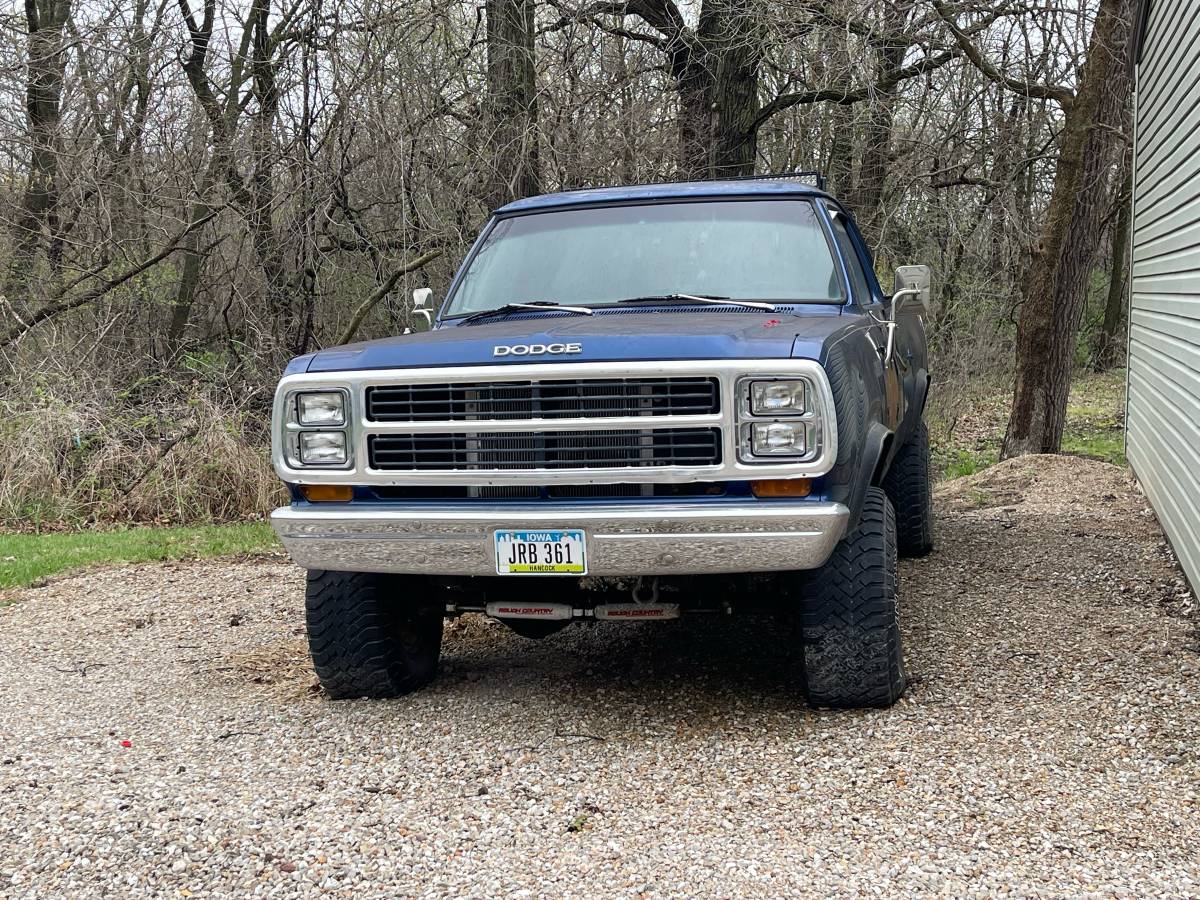 Dodge-power-wagon-1979-blue