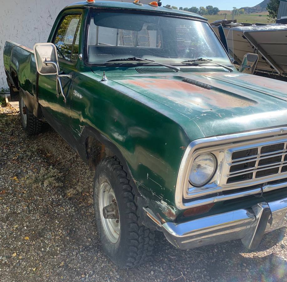 Dodge-power-wagon-200-1974-green-4