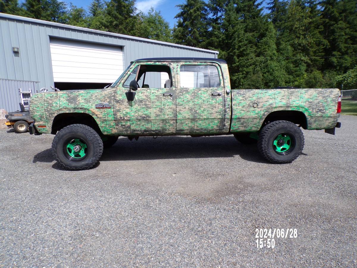 Dodge-power-wagon-diesel-1977-green