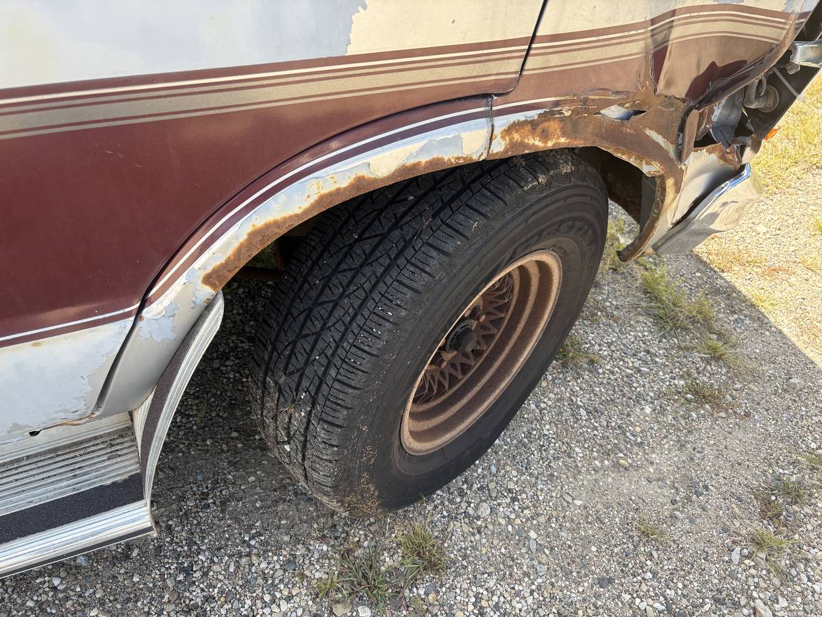 Dodge-ram-1983-custom-10