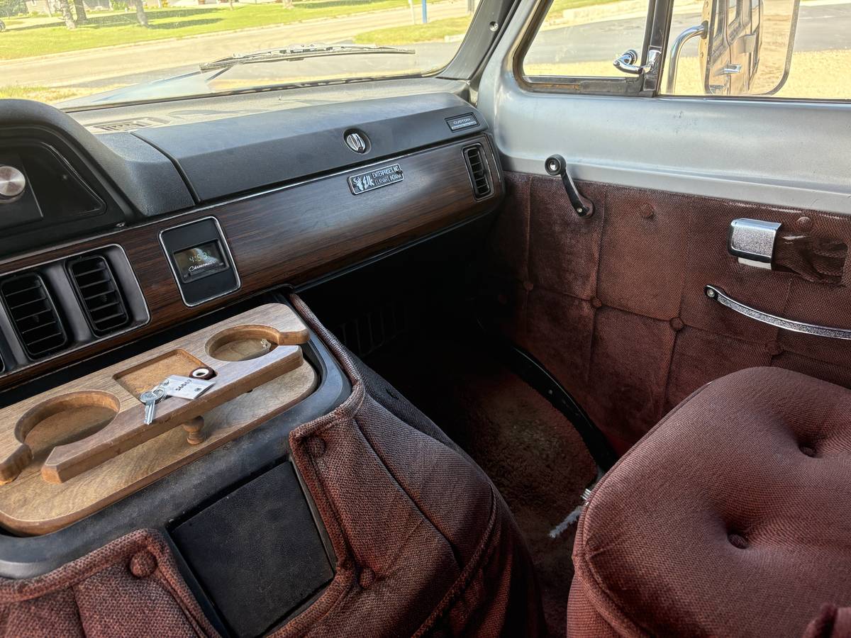Dodge-ram-1983-custom-15