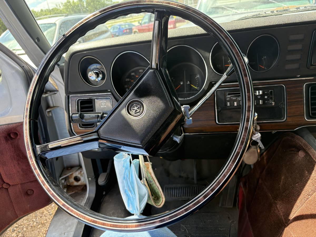 Dodge-ram-1983-custom-16