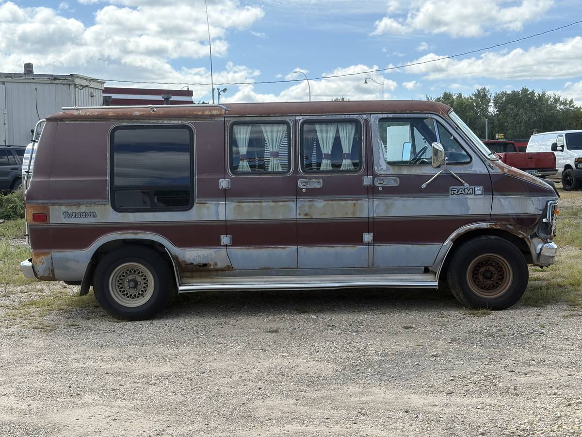 Dodge-ram-1983-custom-4