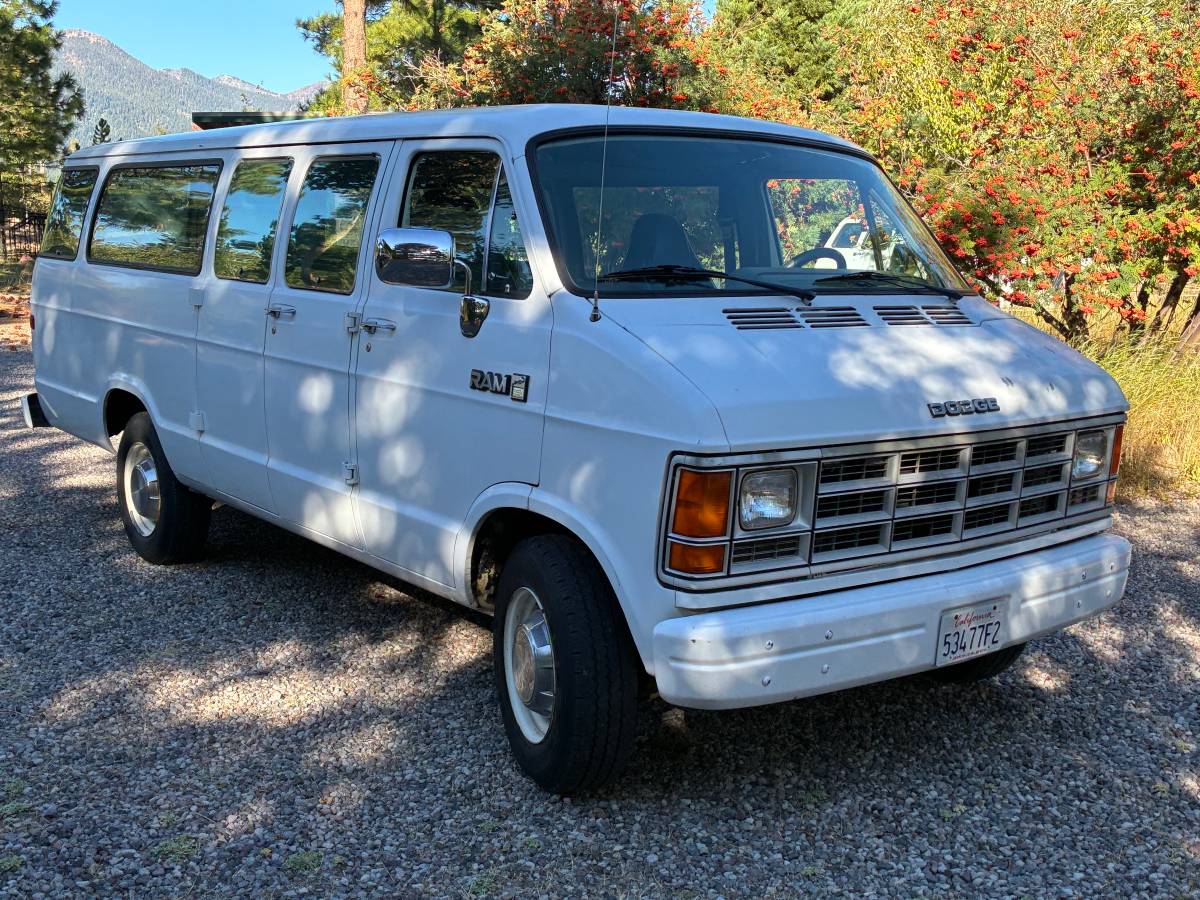 Dodge-ram-3500-1986-white-1