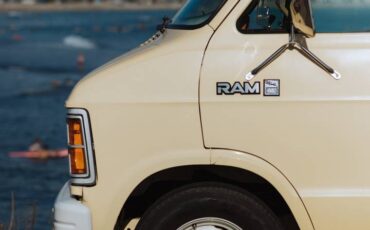 Dodge-ram-b350-1985-16