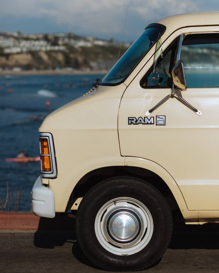 Dodge-ram-b350-1985-16