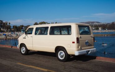 Dodge-ram-b350-1985-7