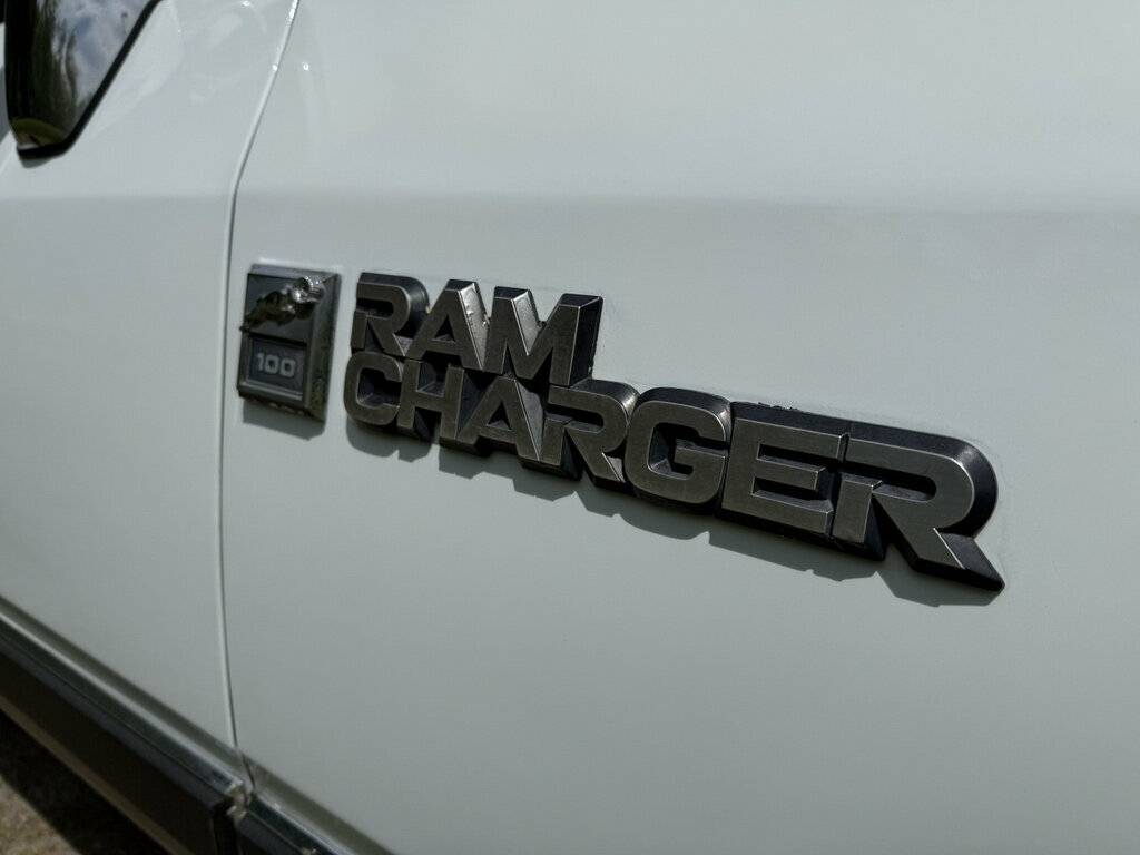 Dodge-ram-charger-1989-white-10