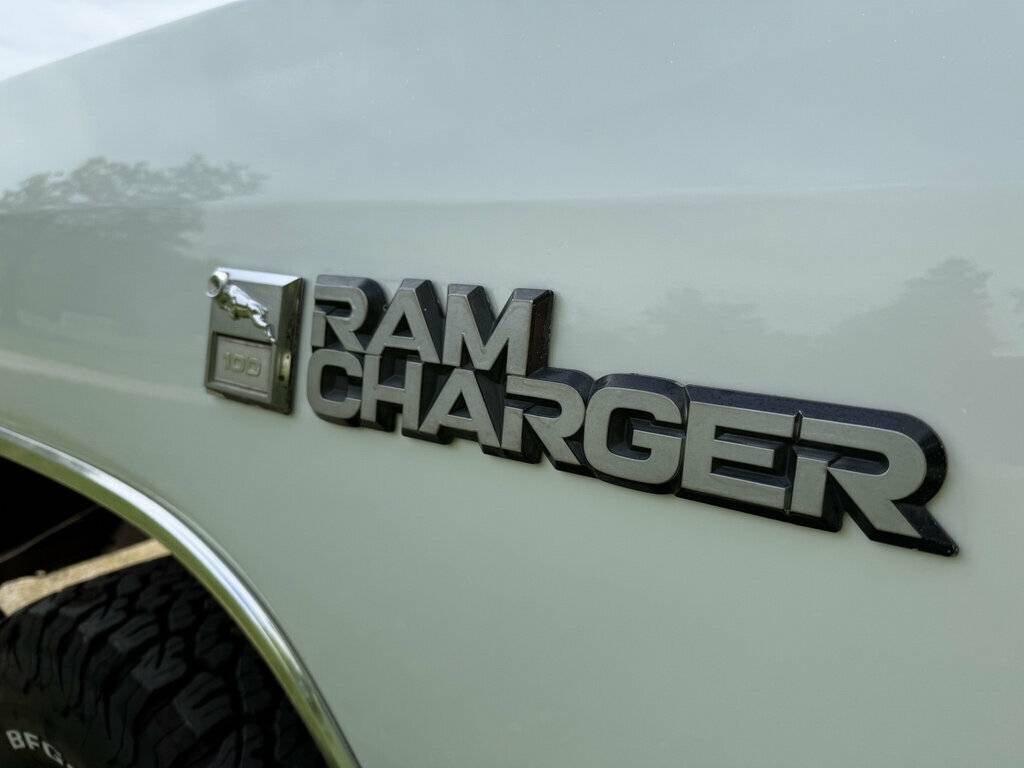 Dodge-ram-charger-1989-white-11