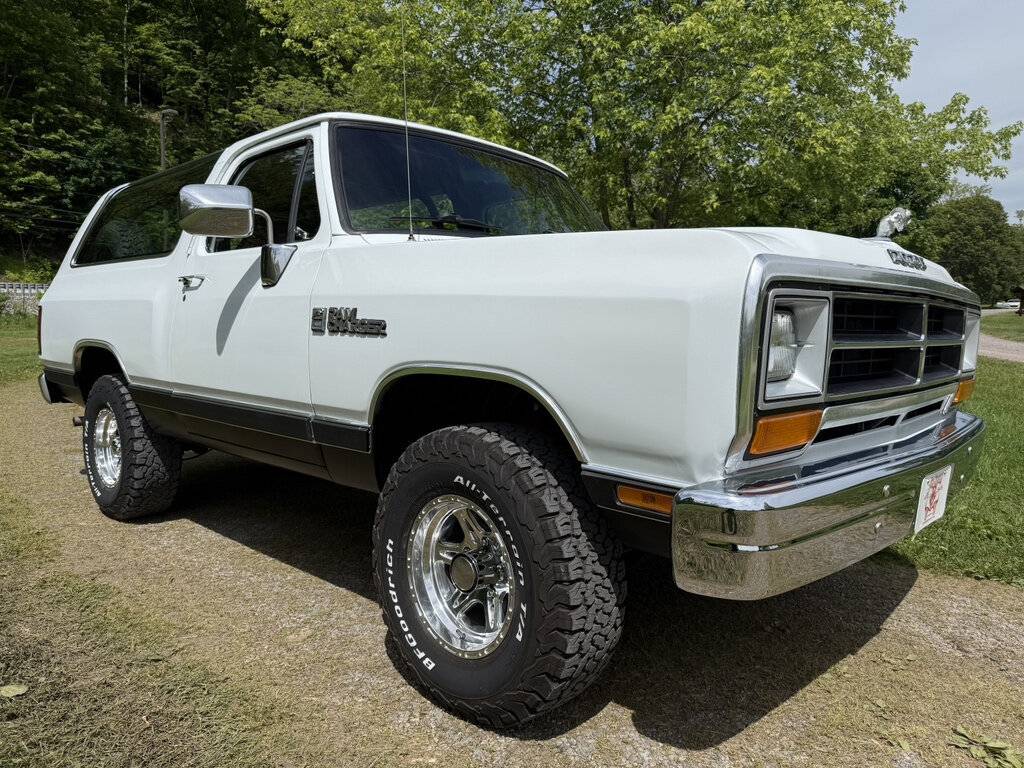 Dodge-ram-charger-1989-white