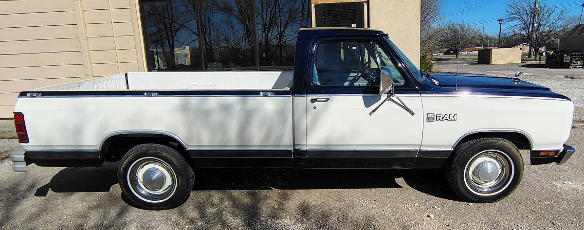 Dodge-ram-d150-1981-blue-13