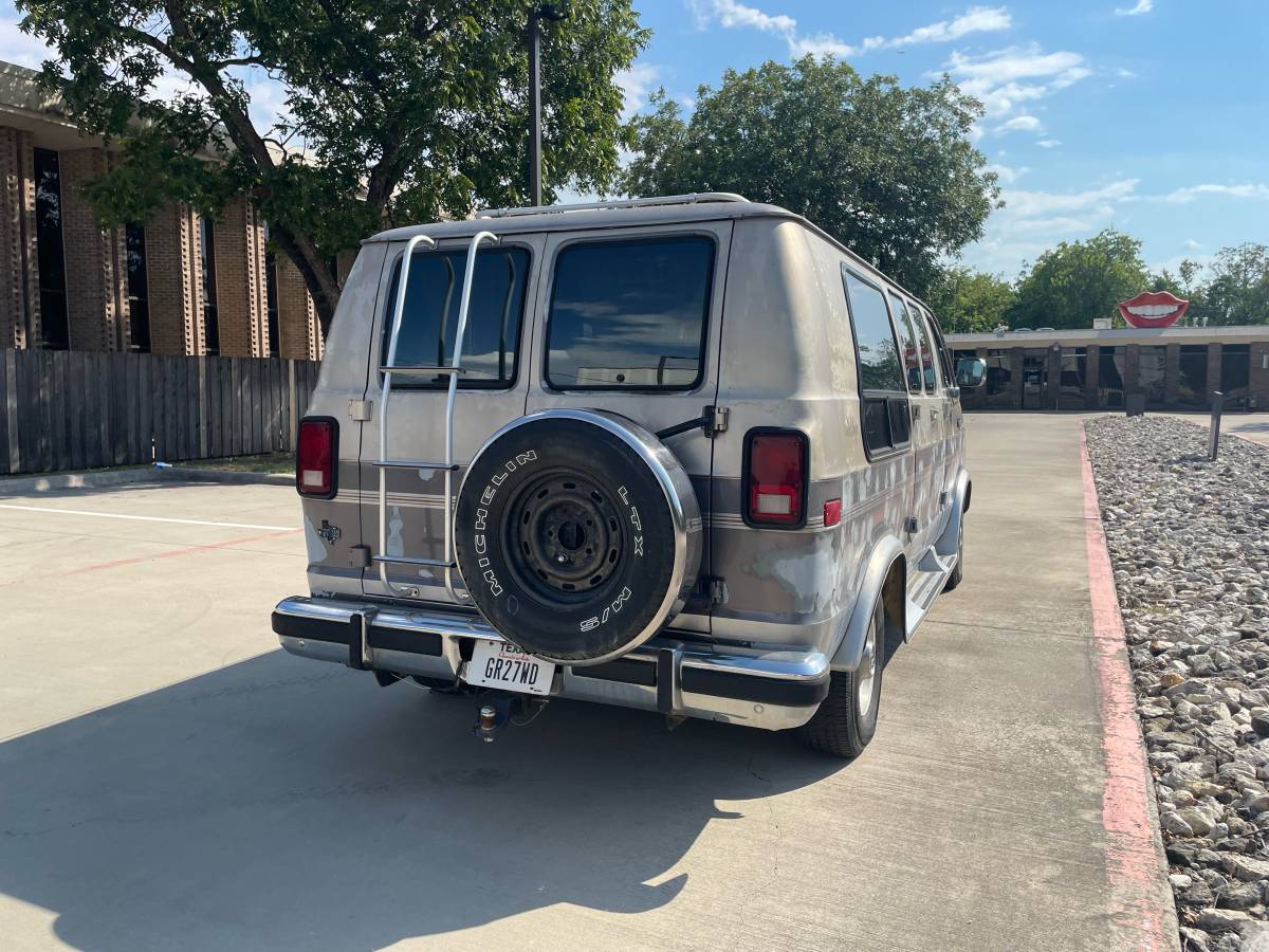 Dodge-ram-van-250-1991-grey-2
