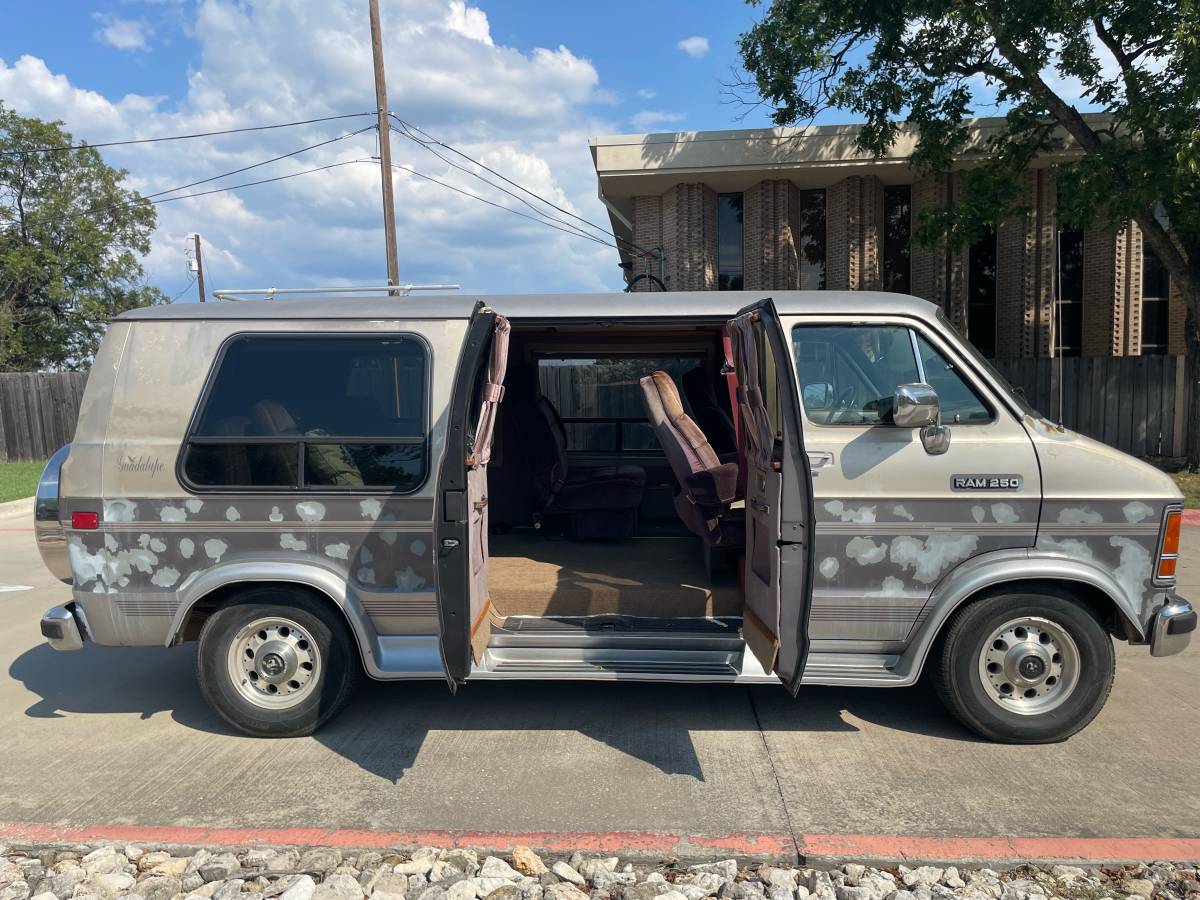 Dodge-ram-van-250-1991-grey-4