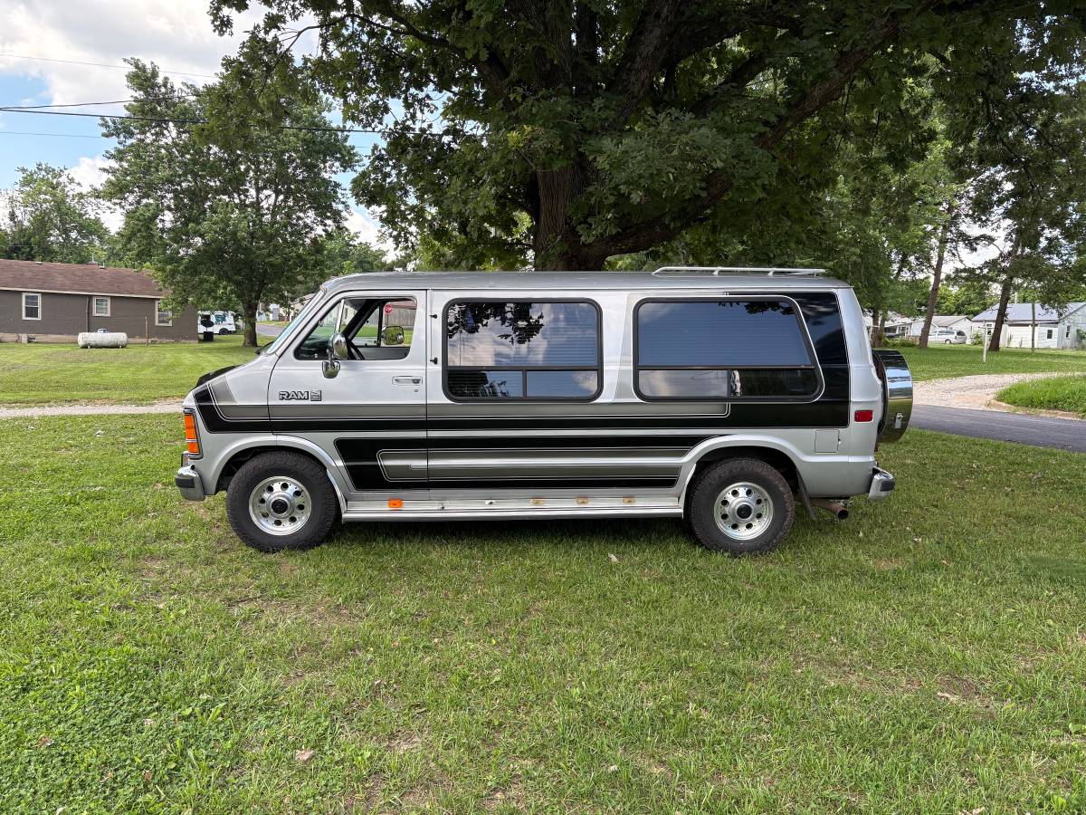 Dodge-ram-van-b250-1987-silver-6