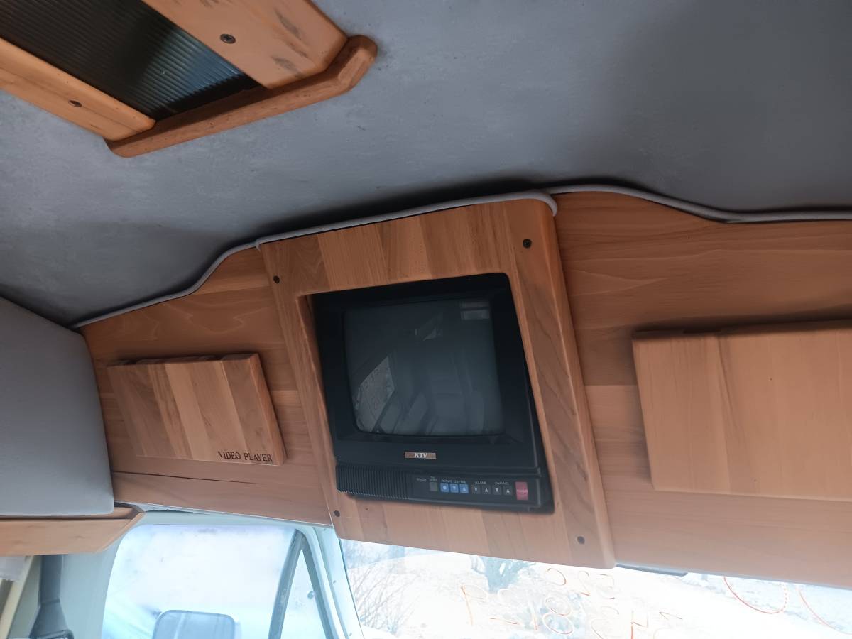 Dodge-ram-van-b250-1992-white-3