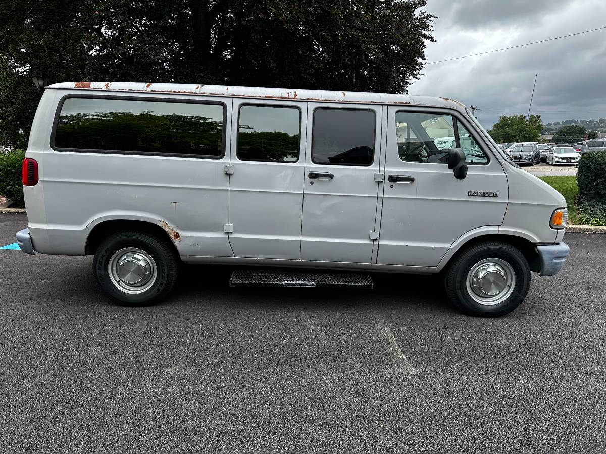 Dodge-ram-wagon-b350-cargo-van-1994-grey-9