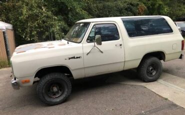 Dodge-ramcharger-1985