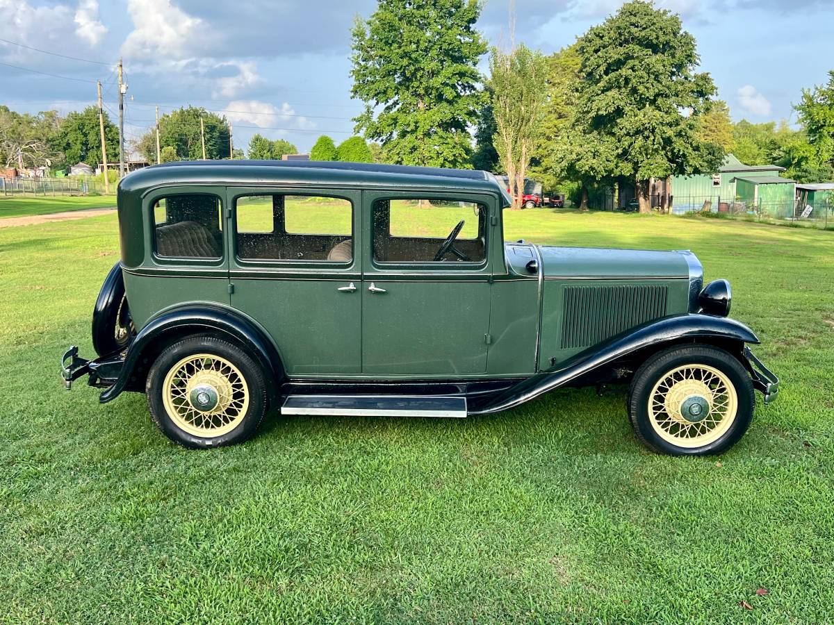 Dodge-sedan-1931-green-11