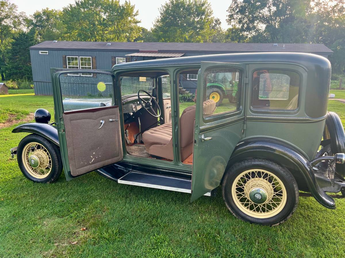 Dodge-sedan-1931-green-18
