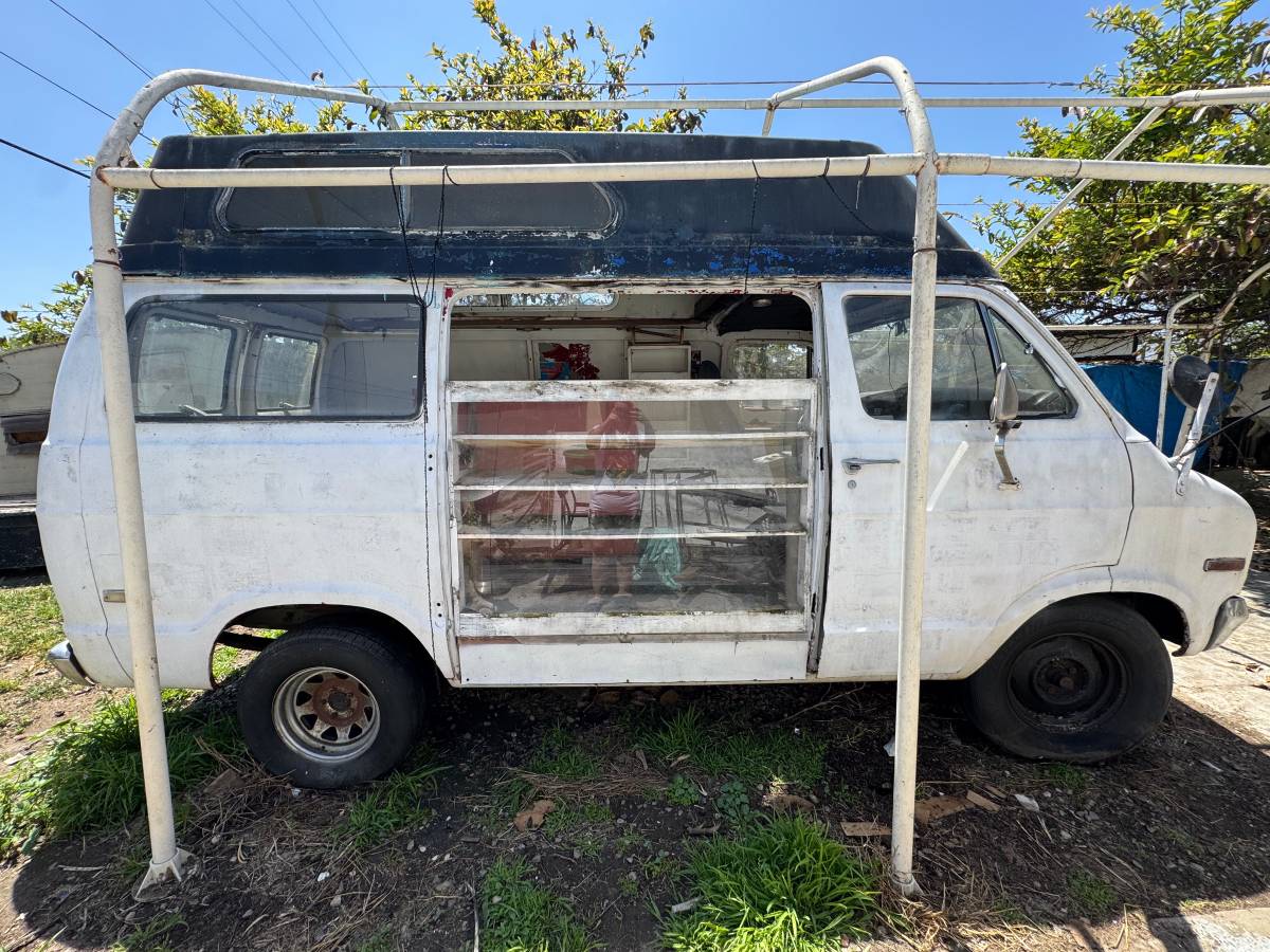Dodge-tradesman-1972-white-1