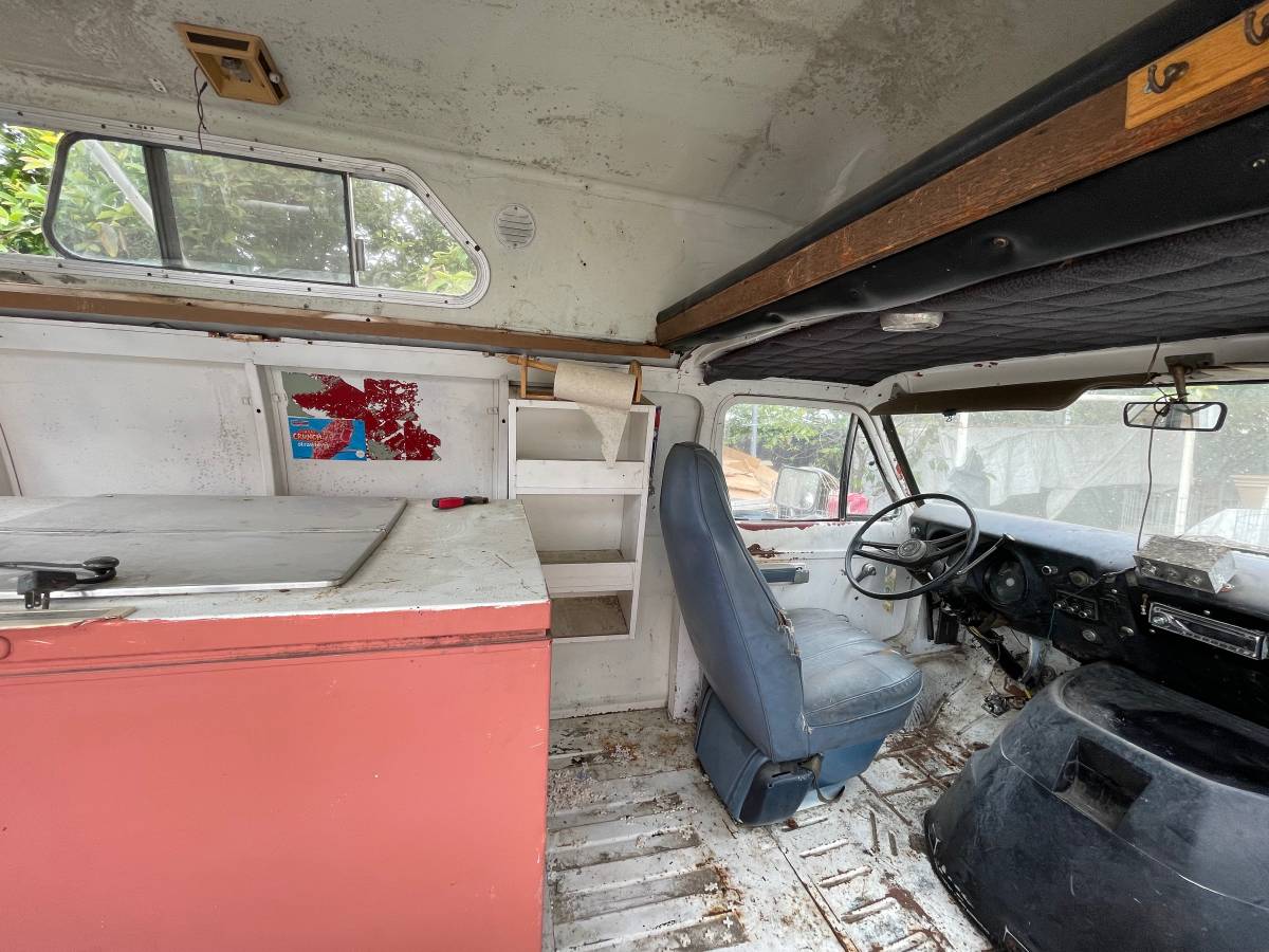 Dodge-tradesman-1972-white-5