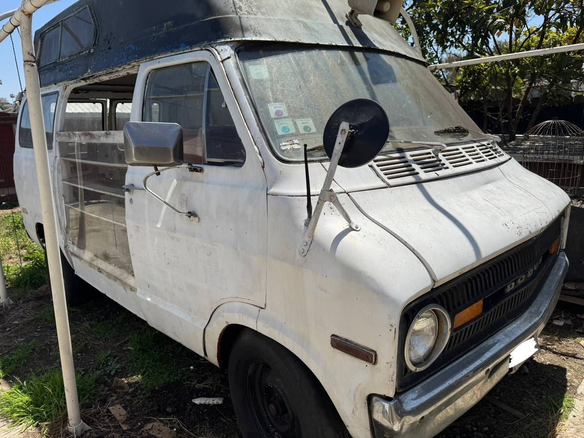 Dodge-tradesman-1972-white