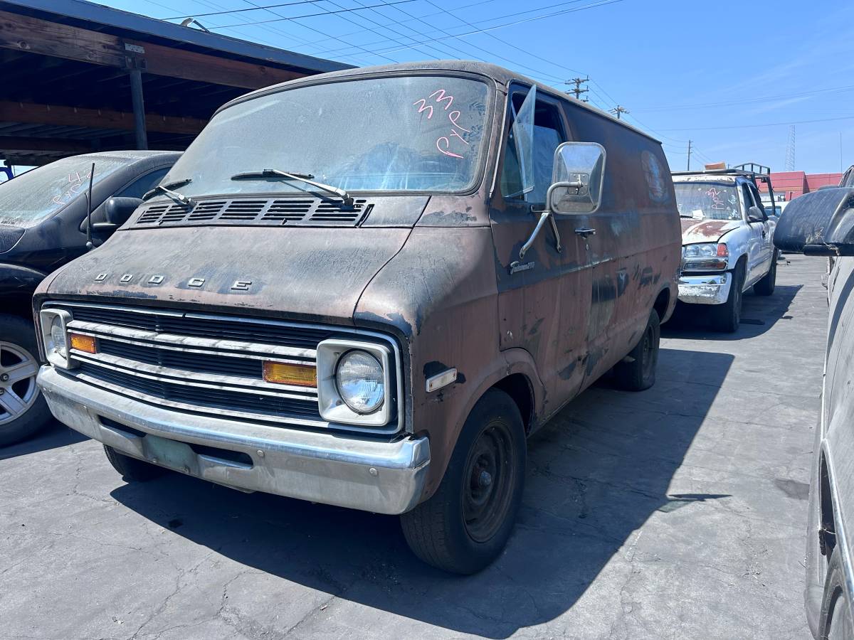 Dodge-van-1975-brown-4