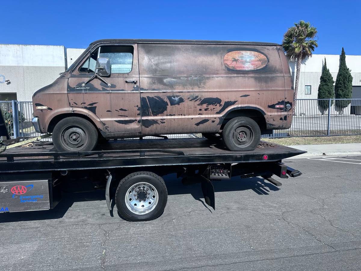 Dodge-van-1975-brown