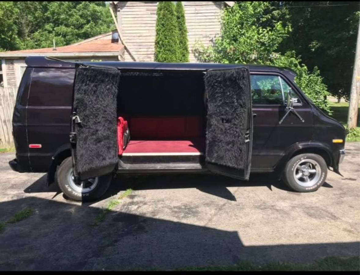 Dodge-van-b200-1977-black-10