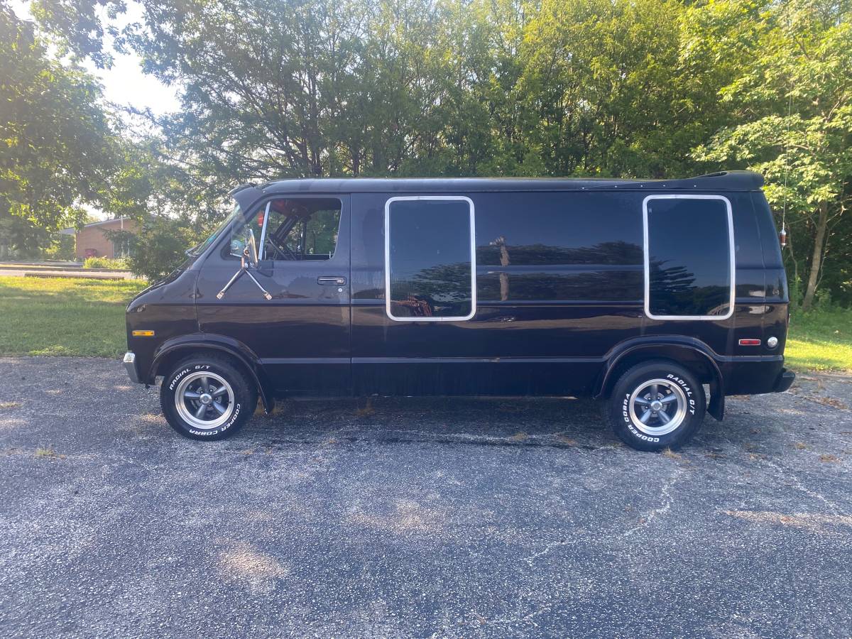 Dodge-van-b200-1977-black-4