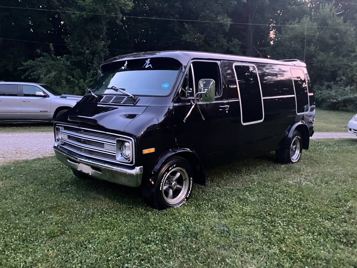 Dodge-van-b200-1977-black