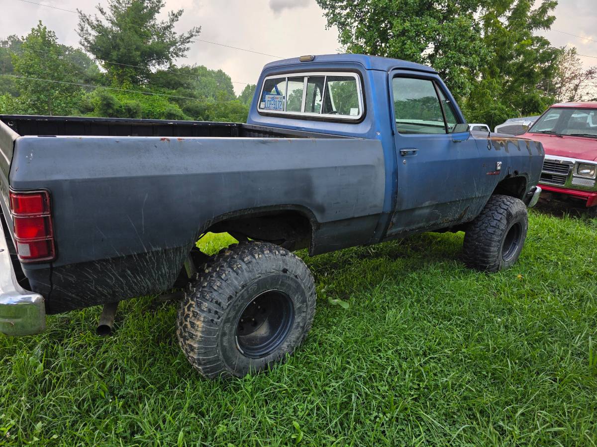 Dodge-w-150-1987-4