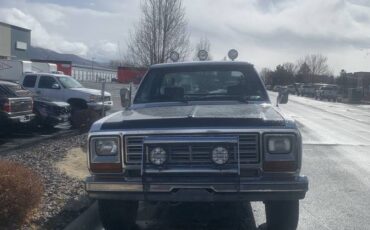 Dodge-w150-1985-white-3