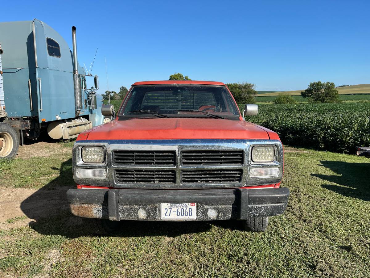 Dodge-w150-1991-red-2