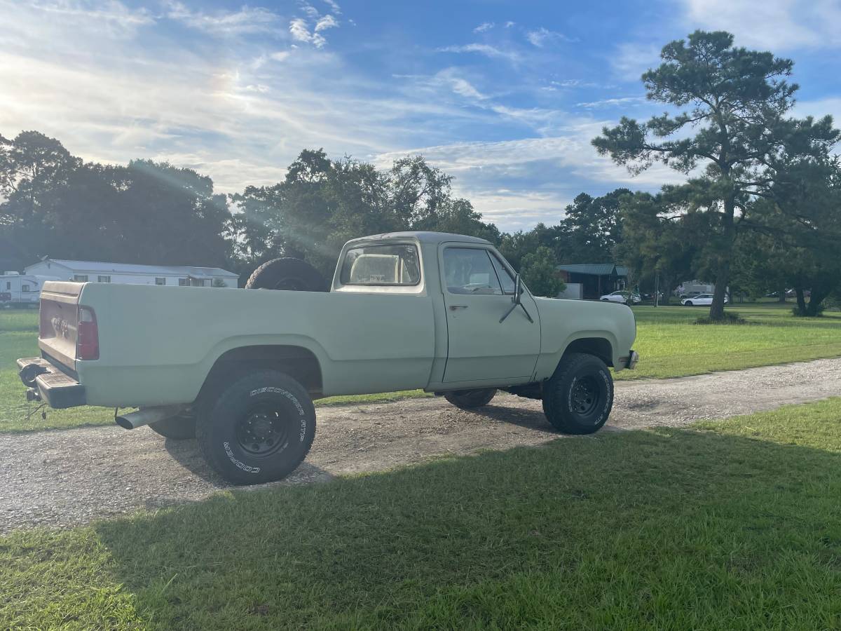 Dodge-w200-1977-green