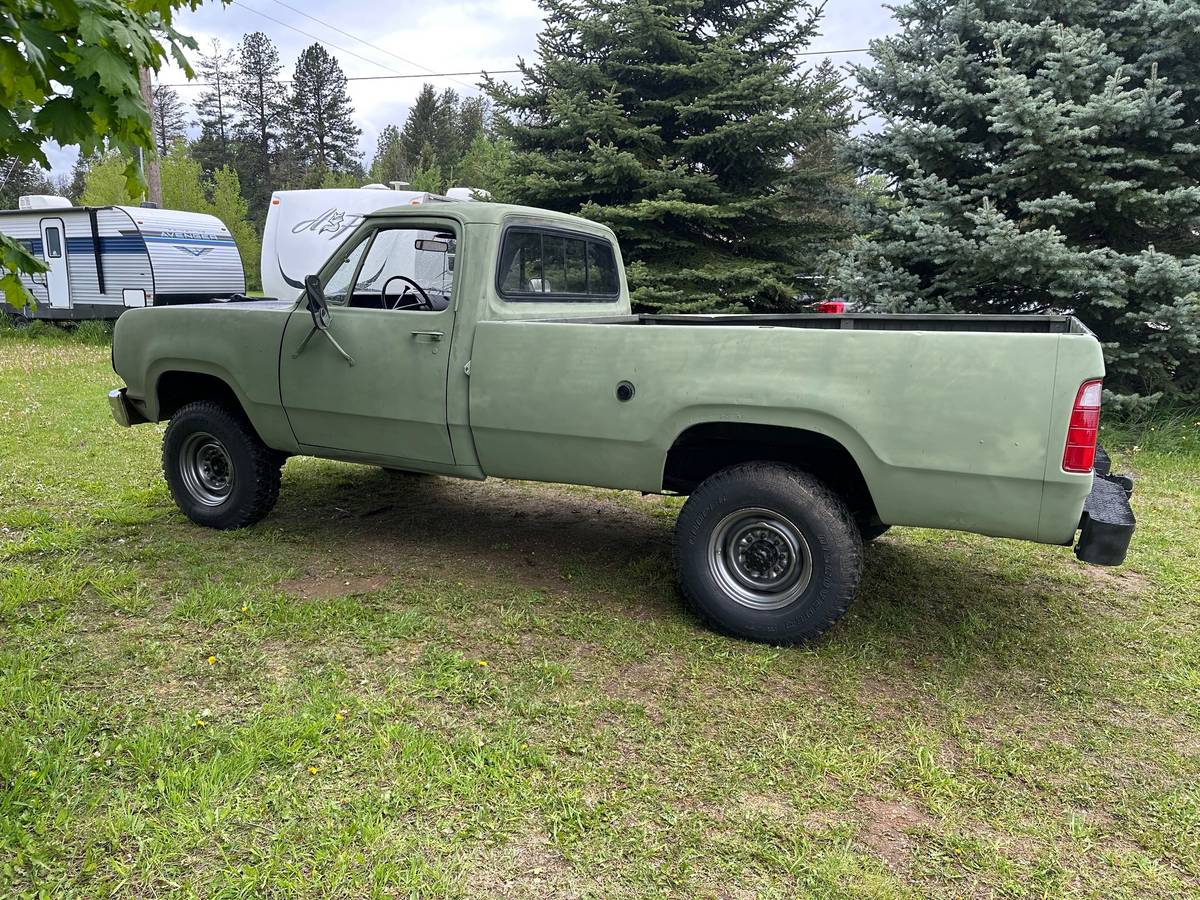 Dodge-w200-military-vehicle-1977-green-1