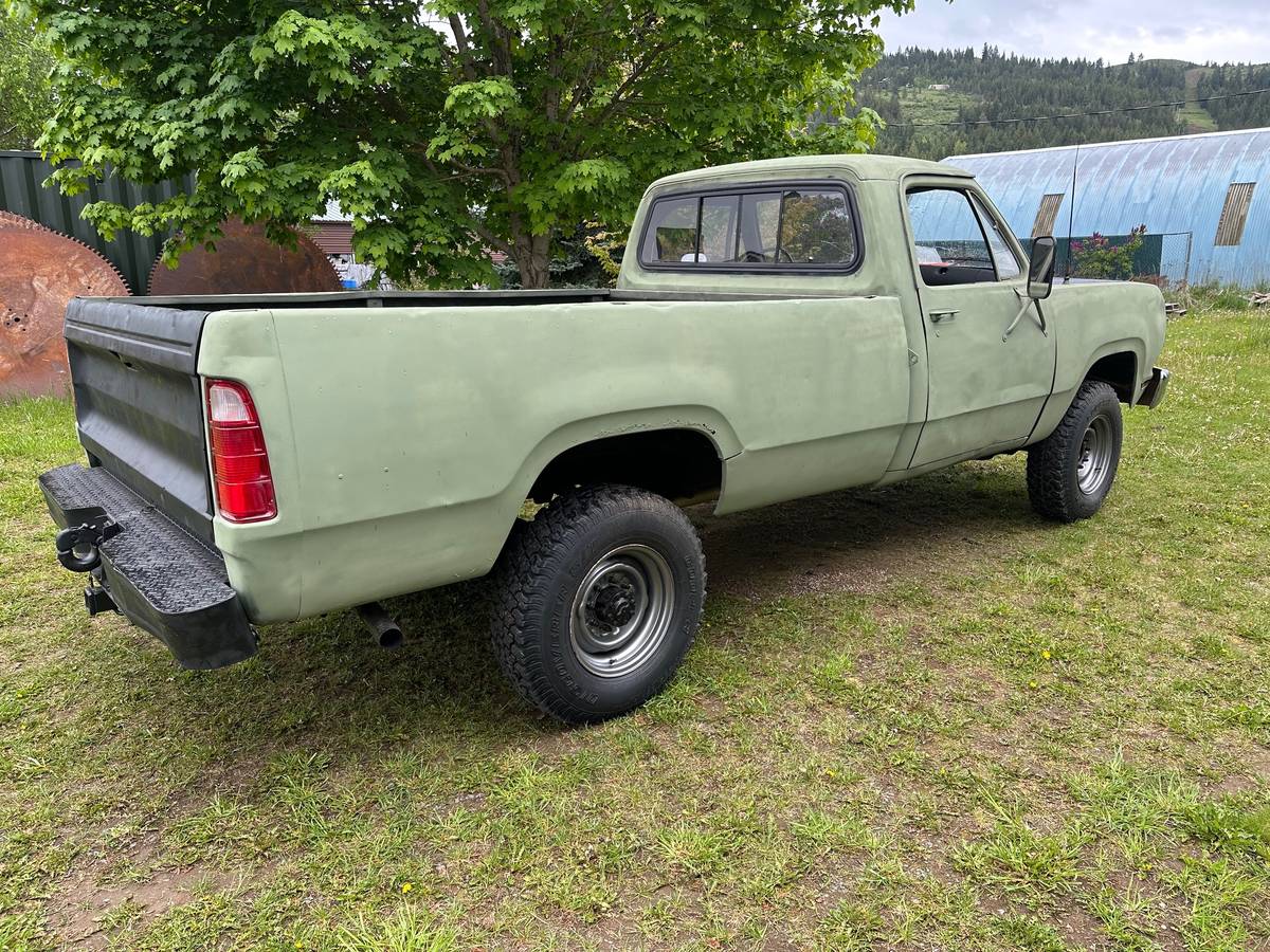 Dodge-w200-military-vehicle-1977-green-4